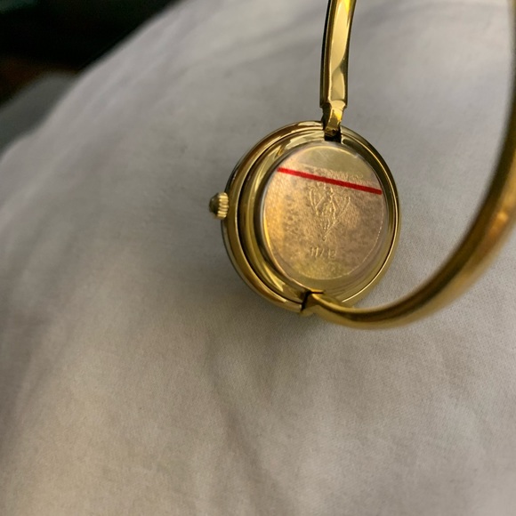 Vintage Gucci Bangle watch, still has the removable cover on the back. - Picture 3 of 3